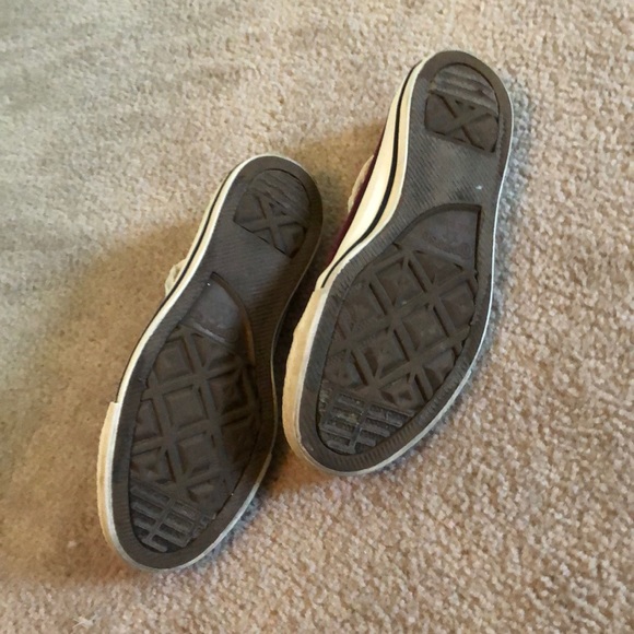 Maroon converse - Picture 3 of 4